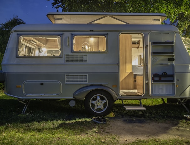 Wohnwagen bei Nacht