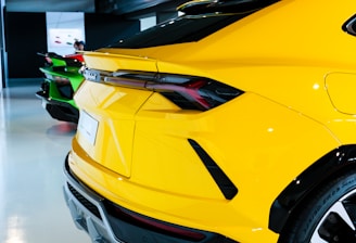 Gelber Sportwagen in Ausstellung