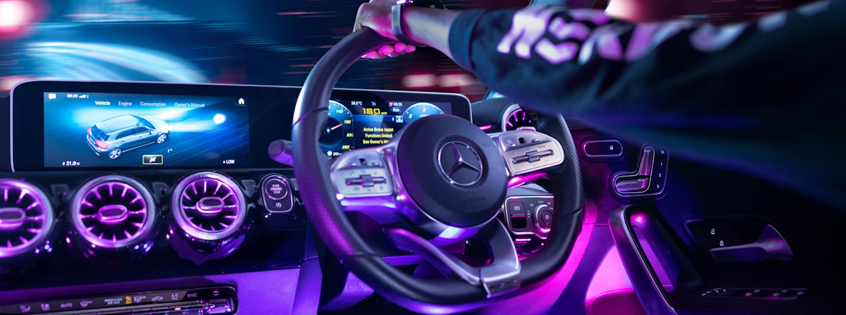 Futuristisches Auto-Interieur mit Bildschirm