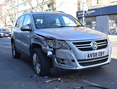 Beschädigtes silbernes Auto