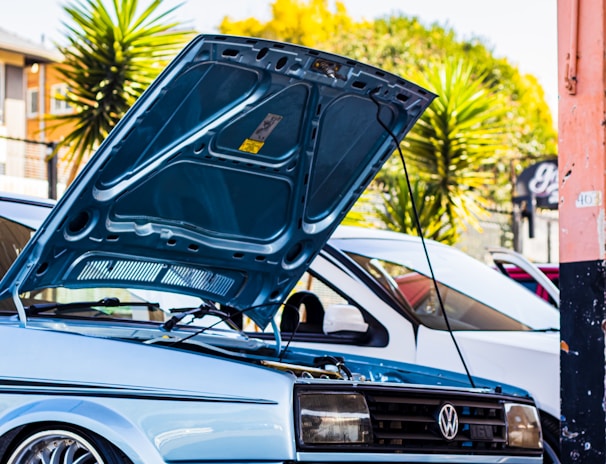 Volkswagen mit offenem Motorhaube