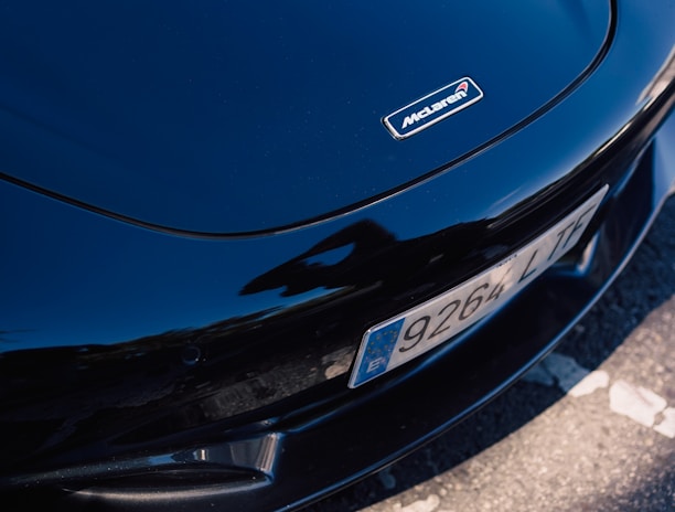 Schwarzes McLaren-Auto mit Kennzeichen