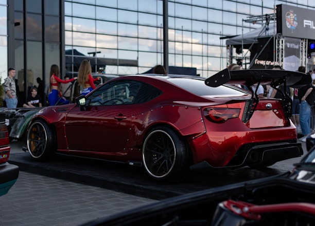 Roter Sportwagen mit Spoiler